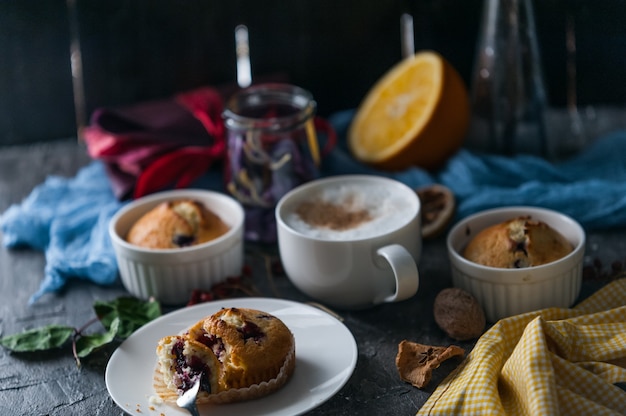 Lenteontbijt met muffins in rustieke stijl