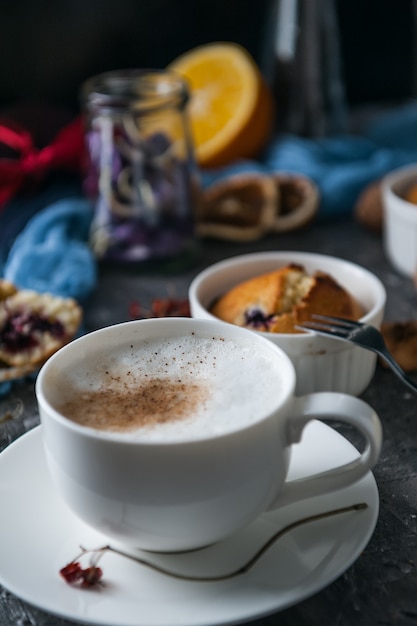 Lenteontbijt met muffins in rustieke stijl