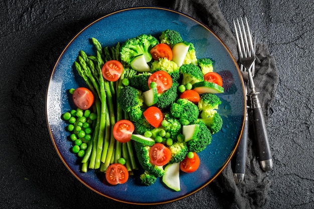 Lentesalade met broccoli asperges en cherrytomaatjes