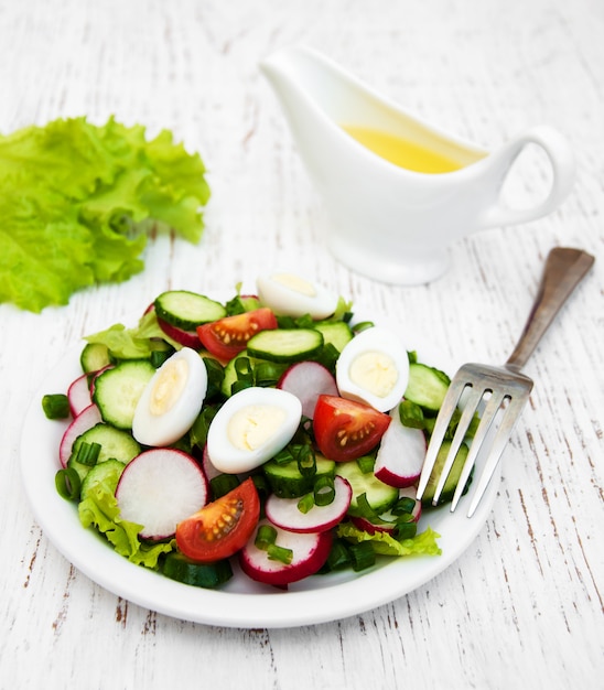 Lentesalade met eieren, komkommers en radijs