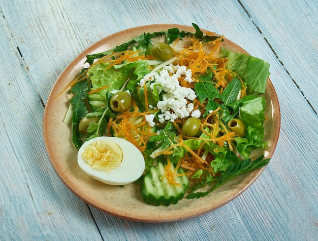 Lentesalade met kruiden, groenten en eieren, sluit ip