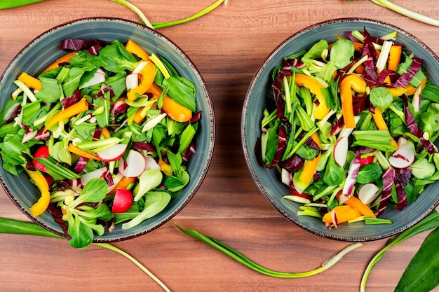 Lentesalade met peper radijs witlof en daslook