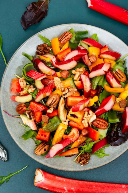 Lentesalade met rabarbergroenten en noten