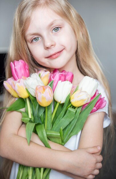 Lentetulpen in de handen van een klein meisje