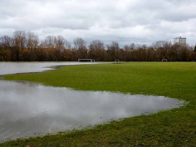 Lentevloed In het stadspark stroomde een rivier over het gazon en overstroomde het amateurvoetbalstadion