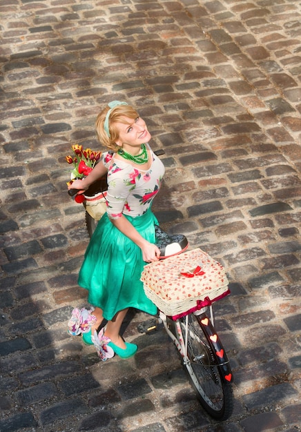 Foto lentewandeling romantisch portret van een meisje met een fiets