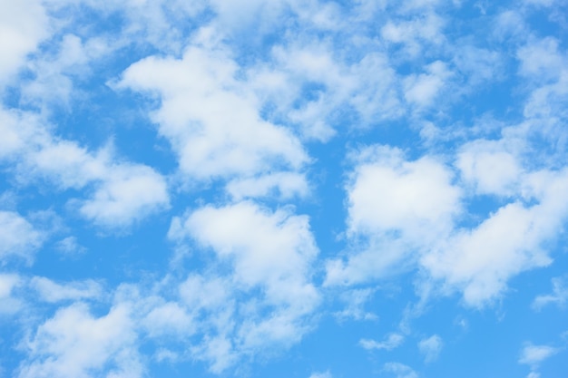 Lentewolken in de blauwe lucht, kunnen als achtergrond worden gebruikt