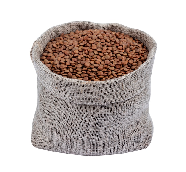 Photo lentils in burlap bag isolated on white background