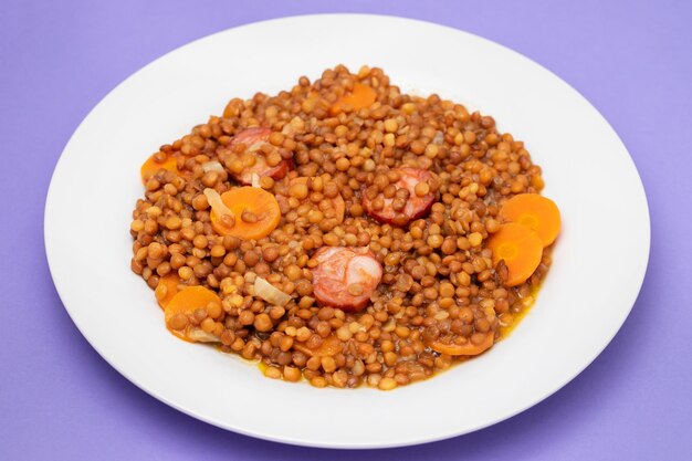 Foto lenticchie con chorizo e carota ricetta tipica spagnola