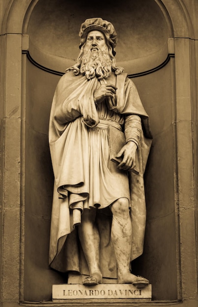 Foto leonardo da vinci statua del genio situata di fronte alla galleria degli uffizi a firenze in area pubblica