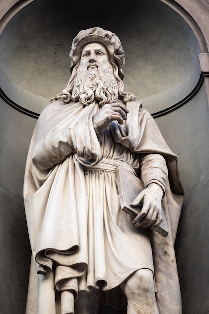 Foto leonardo da vinci statua del genio situata di fronte alla galleria degli uffizi a firenze in area pubblica