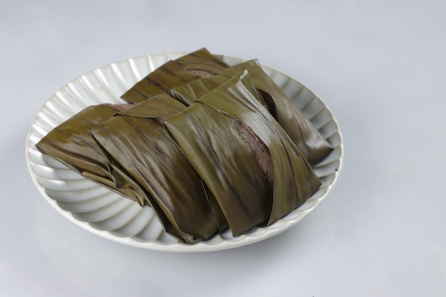 Lepat Pisang은 말레이 디저트 또는 Kuih Muih, 바나나 잎에 싸서 찐 으깬 바나나입니다.