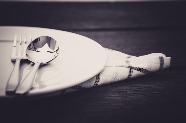 lepel in wit bord op houten tafel close-up