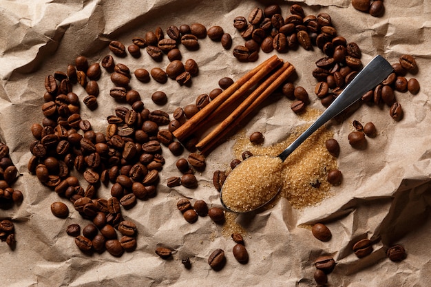 Lepel met bruine suiker en koffiebonen