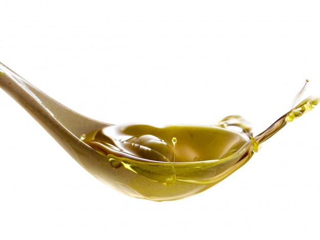 lepel met extra vergine olijfolie geïsoleerd