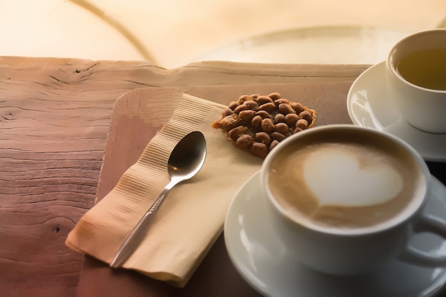 lepel met koffie. Koffiekopje op tafel in café.