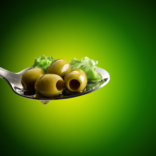 Foto lepel olijven en salade