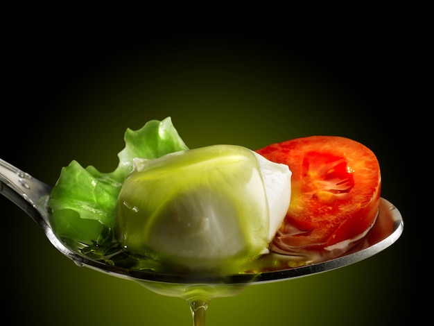 lepel tomatenmozzarella en salade