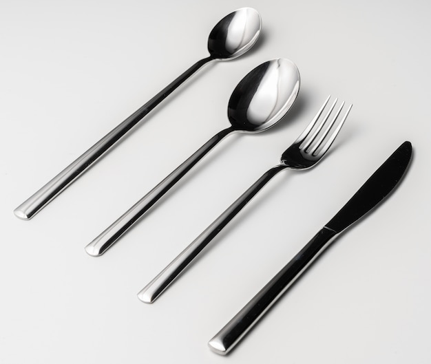 Lepel, vork en mes op een witte achtergrond