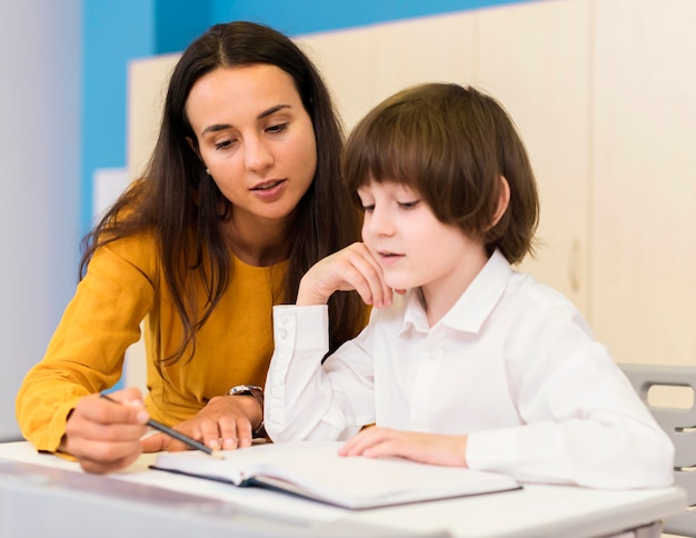 Leraar die de les aan haar student uitlegt