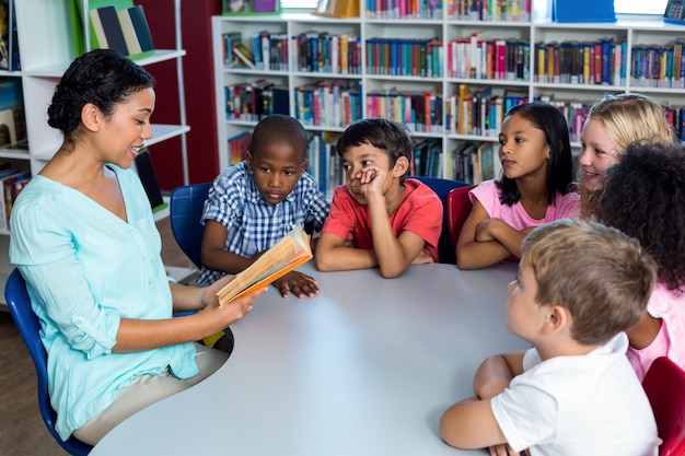 Leraar die een boek leest aan kinderen