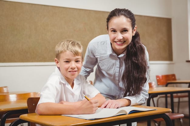 Leraar die een student in klasse helpt