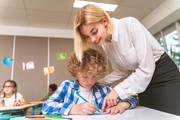 Leraar die leerling in de klas onderwijst