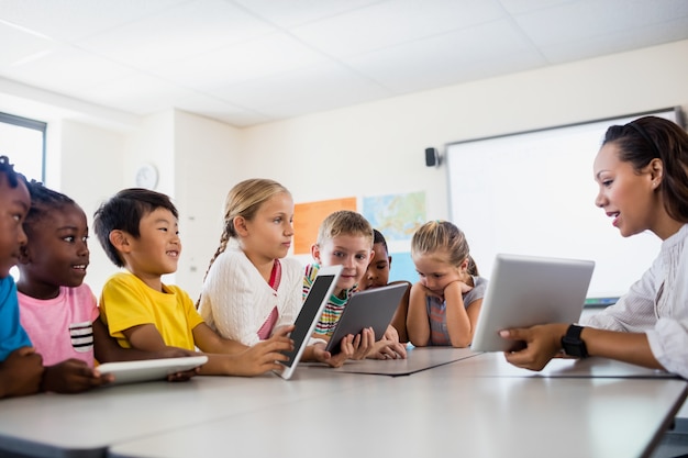 Leraar die les met tabletpc heeft