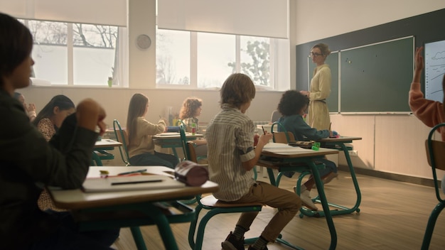 Leraar die studenten in de klas onderwijst Kinderen die in het auditorium van de school studeren