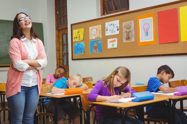 Leraar die zich door haar studenten bevindt