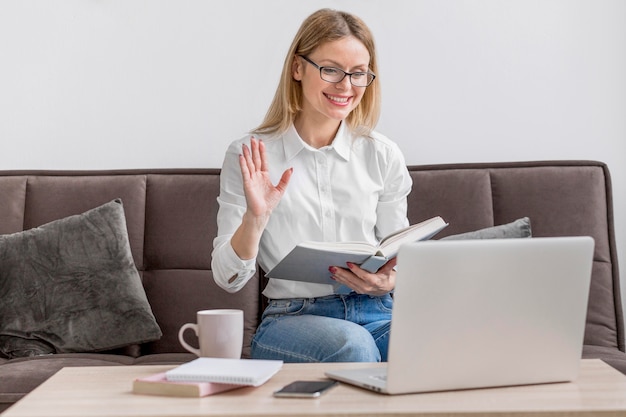 Leraar doet haar lessen online