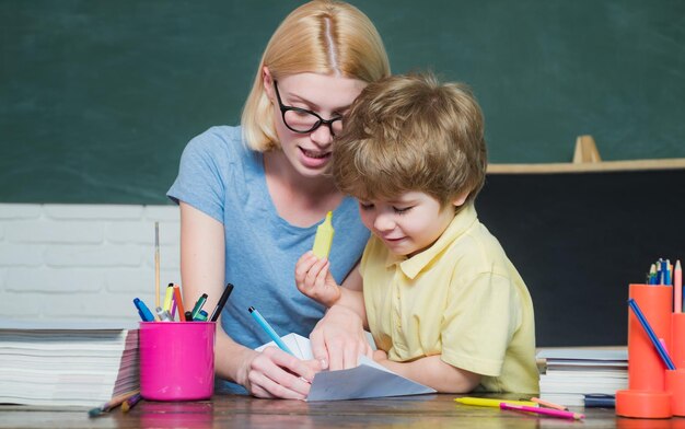 Leraar en kind Lerarendag Kinderen van de basisschool Weinig klaar om te studeren