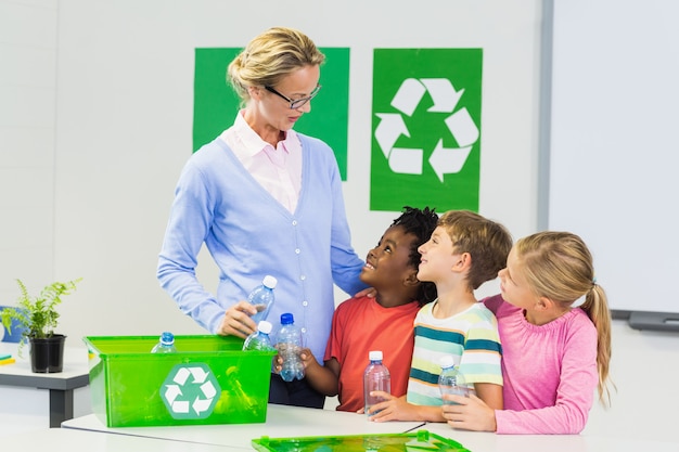 Leraar en kinderen communiceren met elkaar in de klas