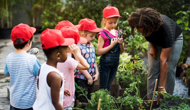 Leraar en kinderen school leren ecologie tuinieren