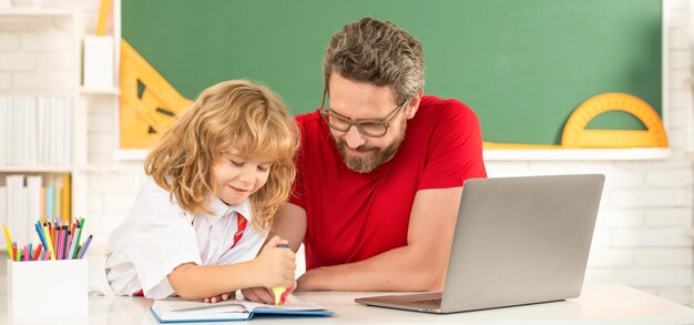 Leraar en leerling studeren in de klas met laptop online onderwijs