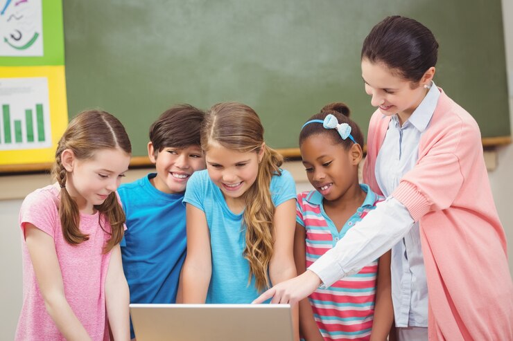 Foto leraar en leerlingen die laptop bekijken