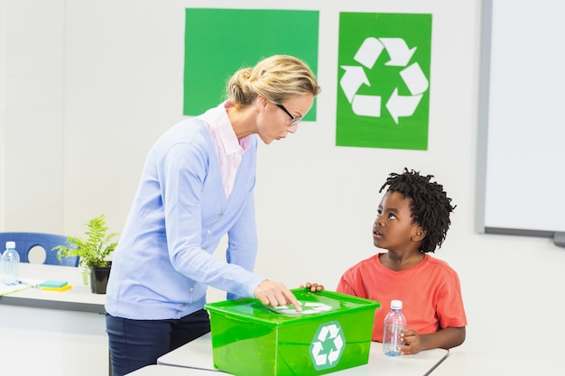 Leraar en schooljongen bespreken over recycle logo