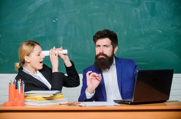 Leraar en student op examen terug naar school formeel onderwijs zakenman en secretaresse papierwerk kantoorleven zakenpaar gebruiken laptop en documenten Voor een betere toekomst Inspire