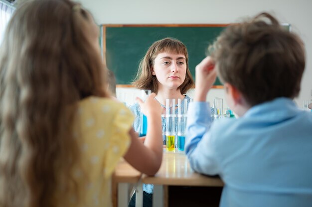 Foto leraar en studenten leren en experimenteren met wetenschap in een wetenschappelijke klaslokaal op school