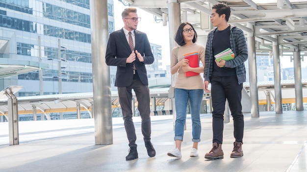 Leraar en studenten lopen en praten