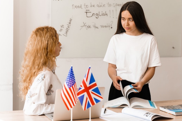 Foto leraar engels vraagt student in witte klas