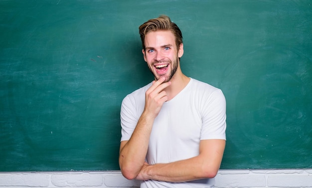 Leraar interessante spreker docent Terug naar school Meester van vereenvoudiging Mannelijke leraar voor bord Voordelen voor mannelijke basisschoolleraar in overvloed Lesgeven kan leuker zijn