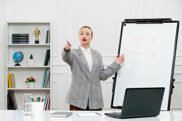 Leraar jonge schattige instructeur in pak in klas met laptop en whiteboard die student belt