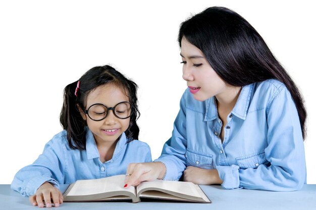 Leraar leidt haar leerling om te lezen