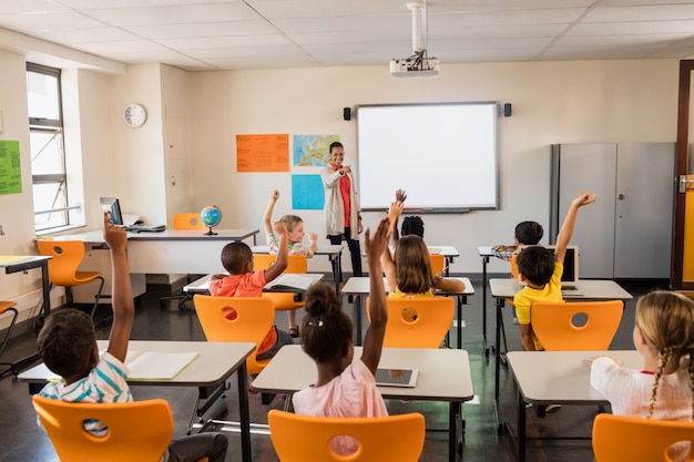 Leraar les geven aan haar studenten