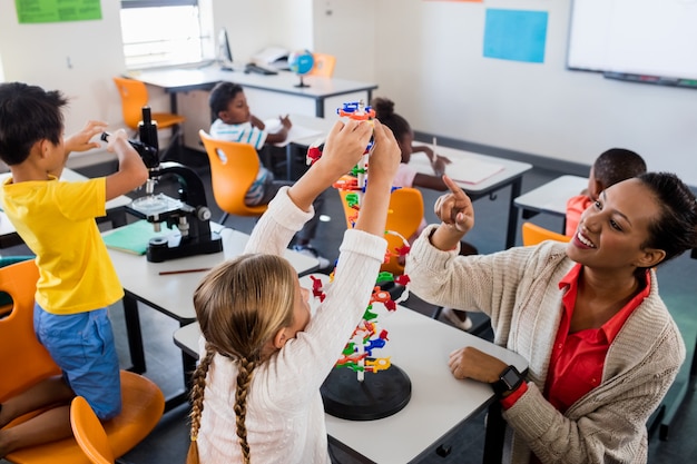 Leraar les geven aan haar studenten