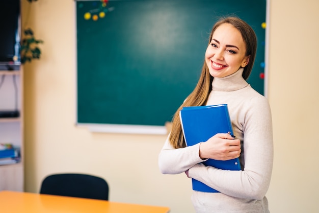 Leraar les geven aan studenten in de klas