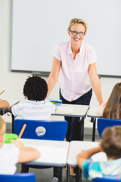 Leraar lesgeven in de klas