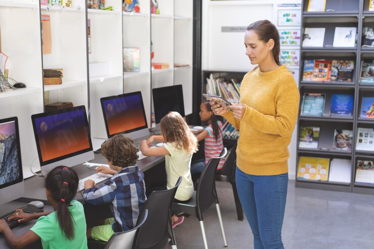 Foto leraar met behulp van digitale tablet in computerruimte