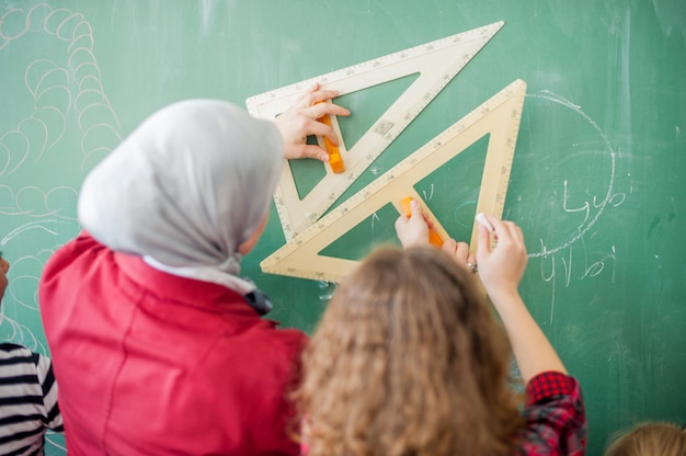 Leraar met haar studenten